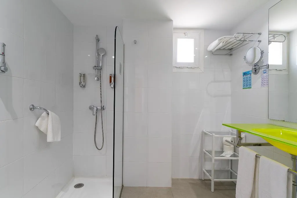 Room, Timor, Majorca