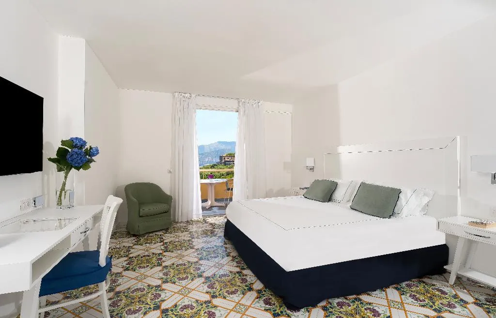 JUNIOR SUITE SEA VIEW Room, Grand Hotel Vesuvio, Naples