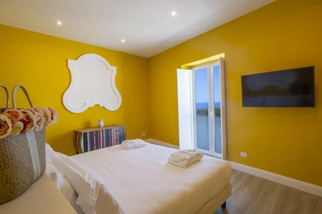 APARTMENT SEA VIEW Room, Tramonto D'oro, Naples