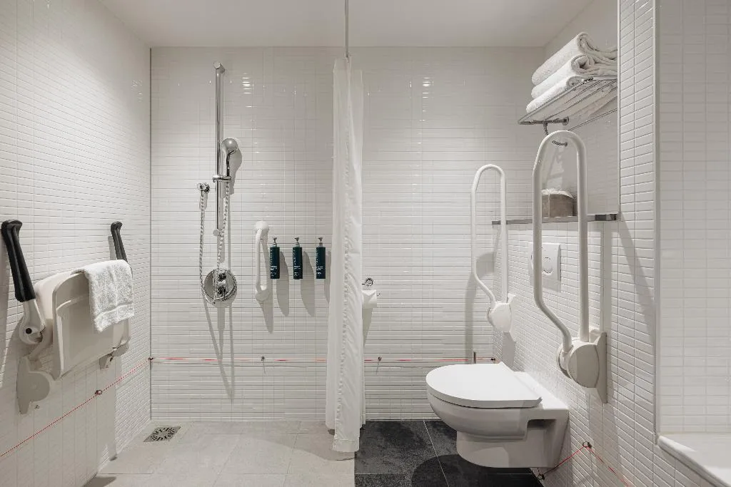 DOUBLE Accessible Room, DoubleTree by Hilton Amsterdam Centraal Station, Amsterdam
