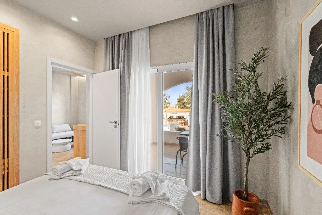 SUITE POOL VIEW ONE BEDROOM Room, Nikos Apartments, Crete