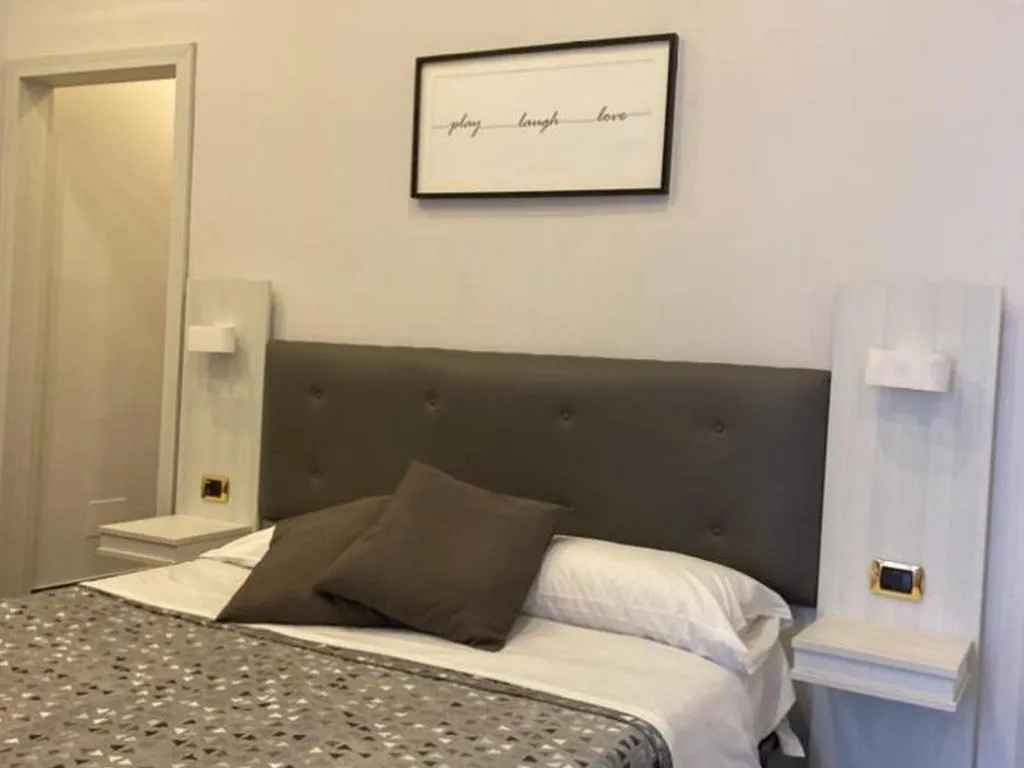 Room, Poerio, Naples