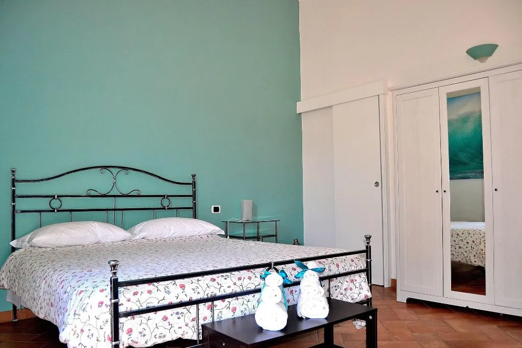 Room, Chez Moi, Florence
