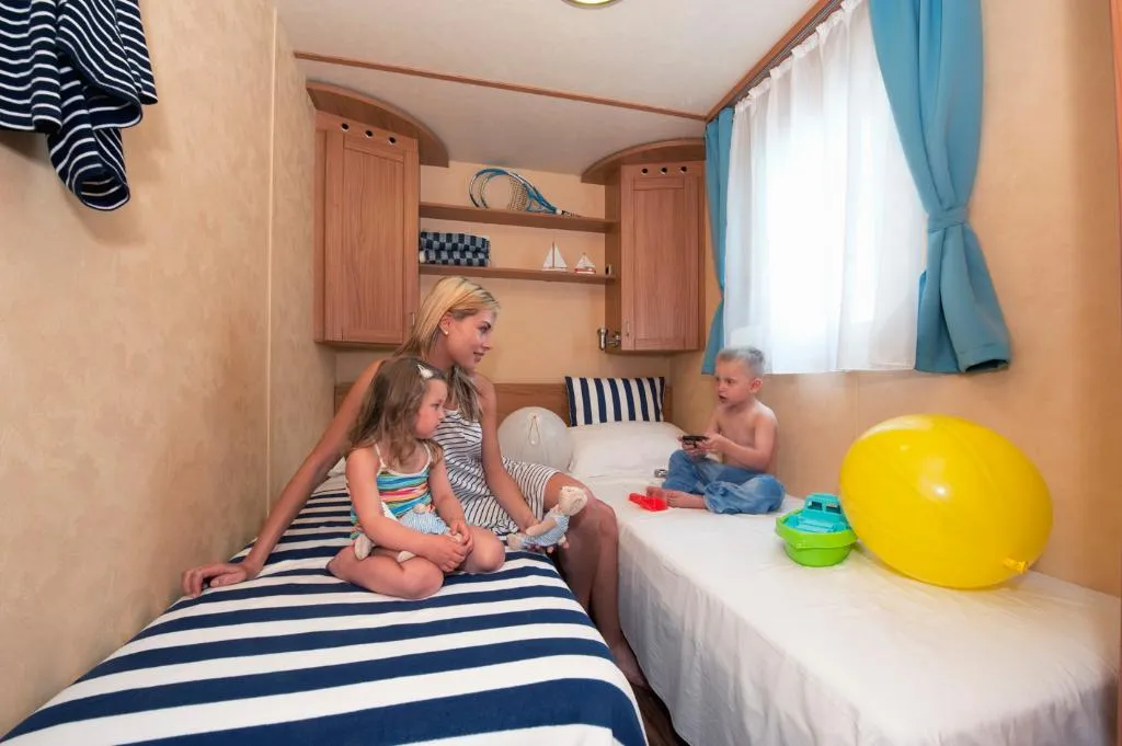 BUNGALOW CAPACITY 6 Room, Baia Domizia Camping Village, Naples
