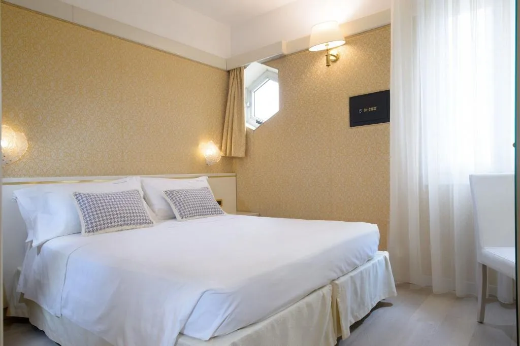 DOUBLE CLASSIC QUEEN BED Room, Hotel The Originals Venise Sud Bristol Chioggia, Venice