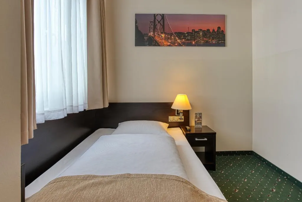 SINGLE STANDARD Room, Titanic Comfort Kurfuerstendamm, Berlin