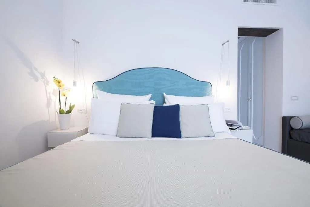 Room, Diecisedici, Naples