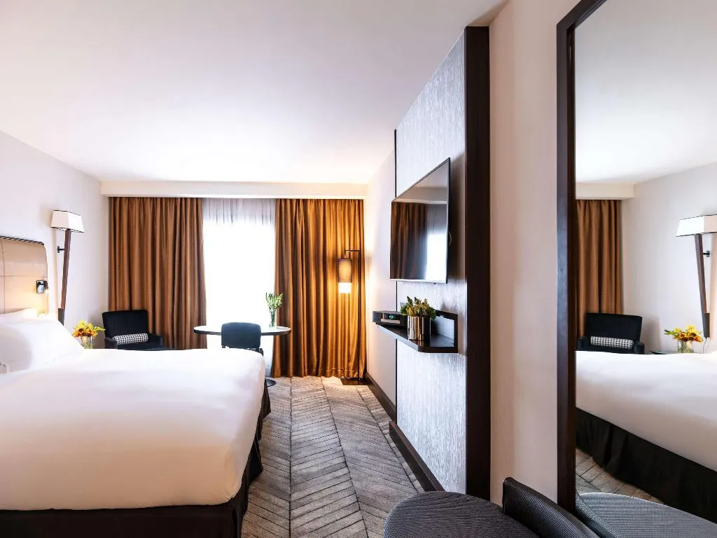 DOUBLE SUPERIOR KING BED Room, Sofitel Lisbon Liberdade, Lisbon