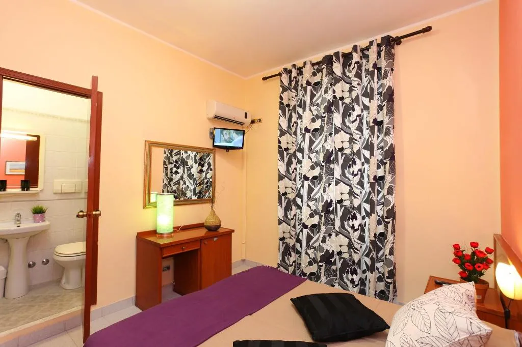 Room, Hotel Pisa, Naples