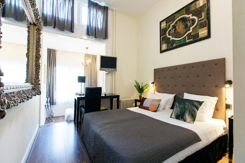 TRIPLE STANDARD Room, Quentin England Hotel, Amsterdam