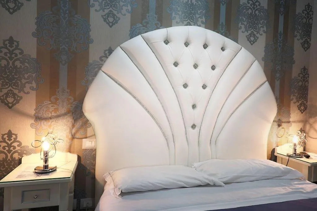 Room, New Sayonara, Naples