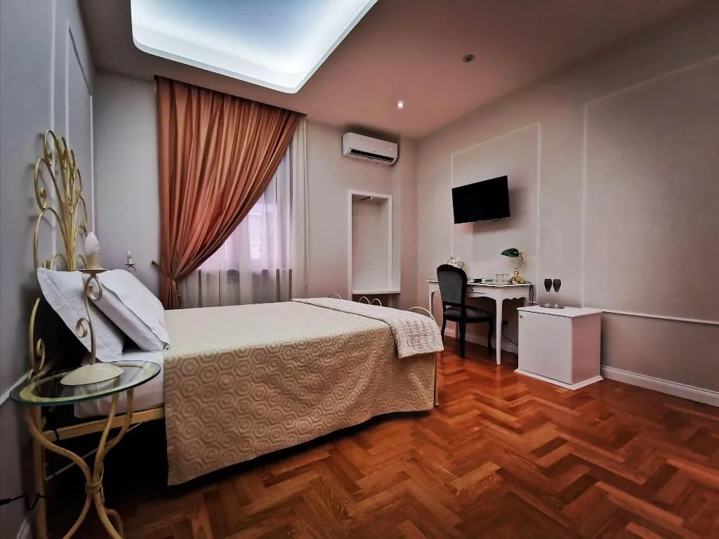 Room, Residenza Borbonica, Naples