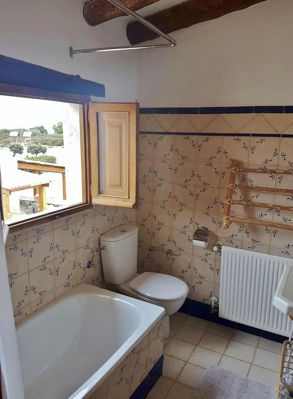 Room, Benali, Valencia