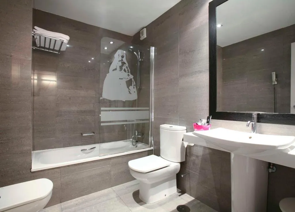 TRIPLE STANDARD Room, Hotel Meninas, Madrid