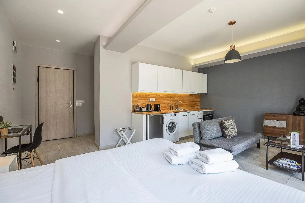 TRIPLE WITH TERRACE Room, Omnia Pagrati Apartments, Athens