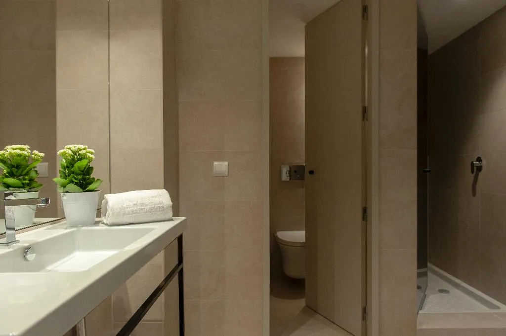 APARTMENT CAPACITY 4 TWO BEDROOMS Room, MH Apartments Central Madrid, Madrid