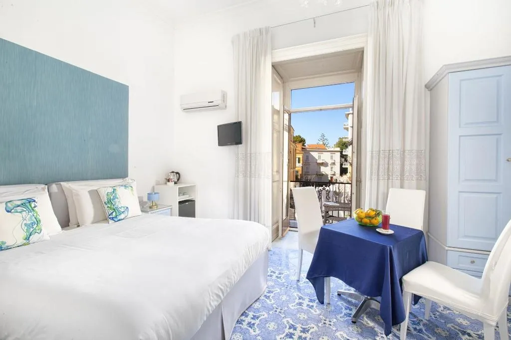 Room, Piazza Tasso B B, Naples
