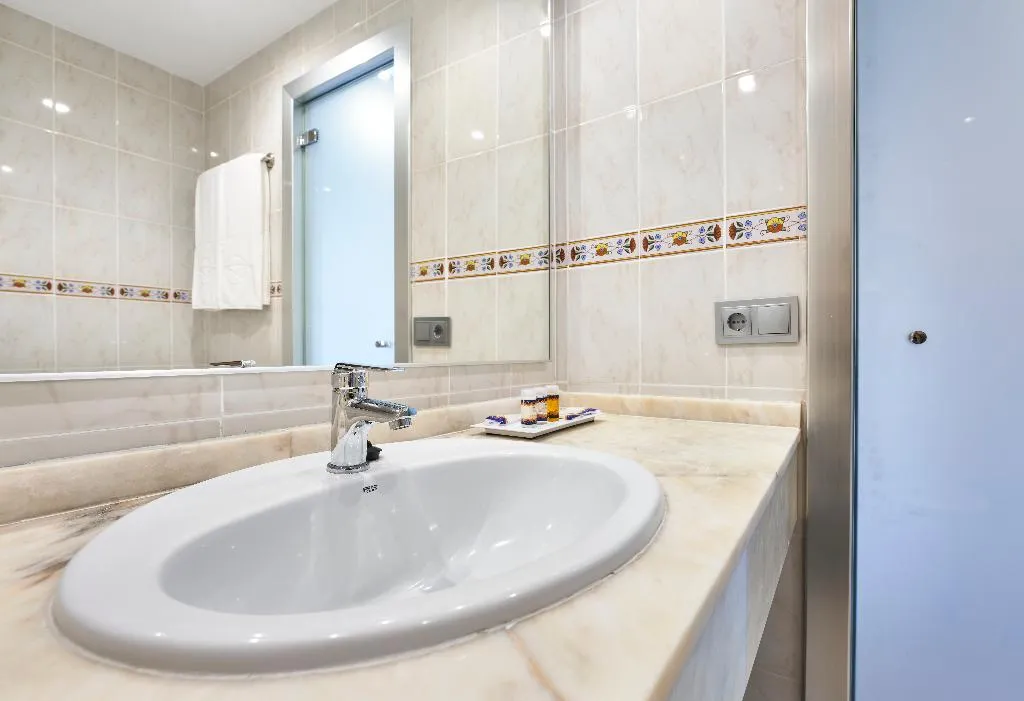 Room, Globales Torrenova Adults Only +16, Majorca