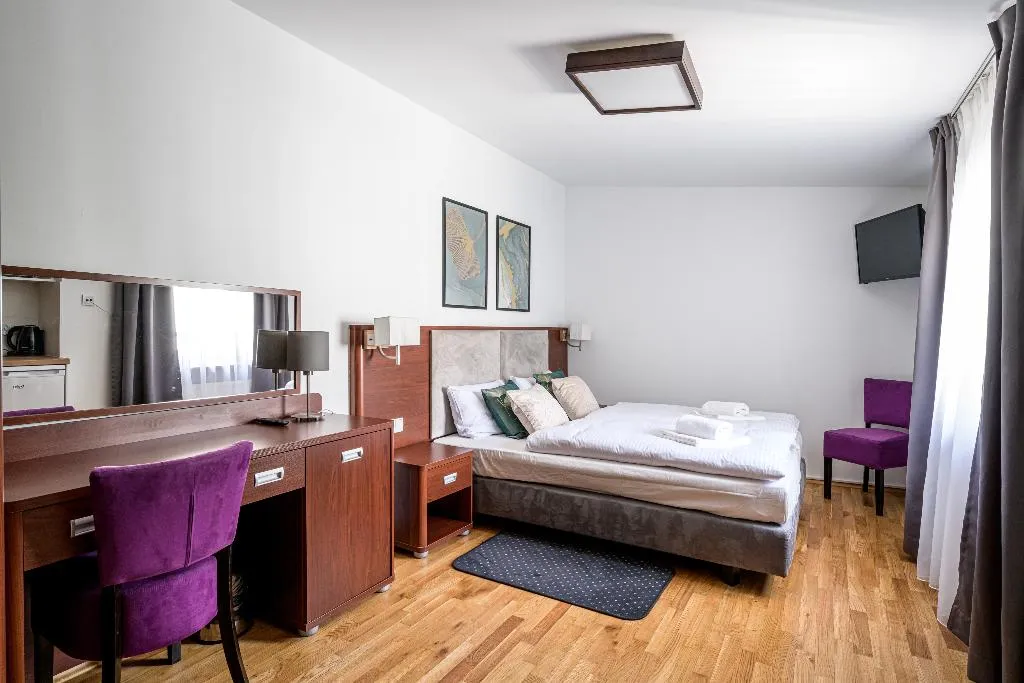 STUDIO ONE BEDROOM ONE BATHROOM Room, On/set Aparthotel, Krakow