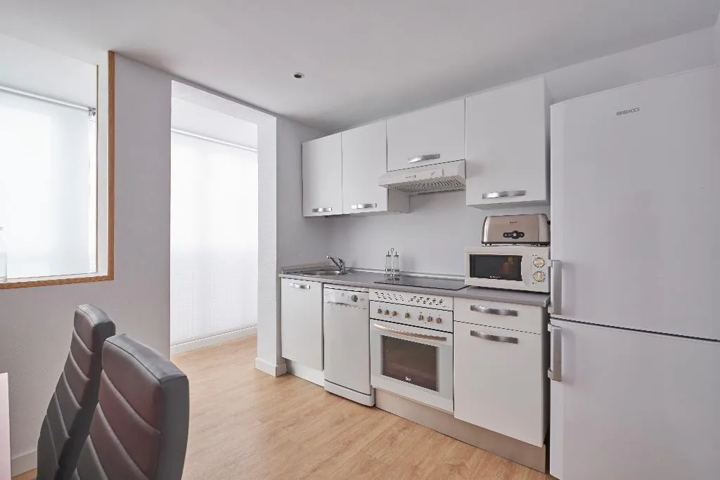 APARTMENT THREE BEDROOMS Room, Apartamentos en Sol, Madrid