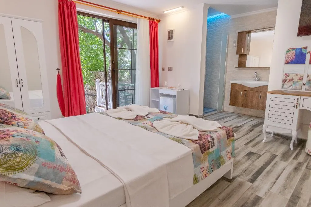 Room, Pink Palace, Dalaman