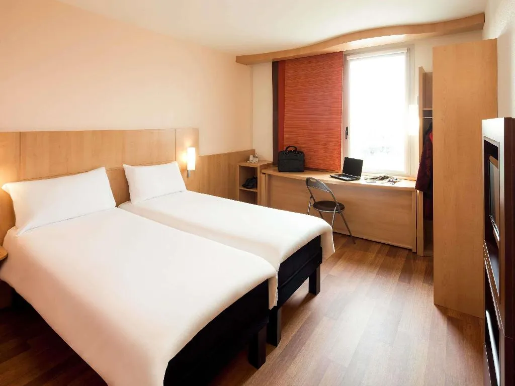 TRIPLE STANDARD Room, ibis Barcelona Santa Coloma, Barcelona