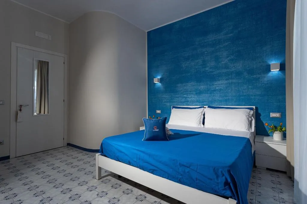 Room, The Reef, Naples