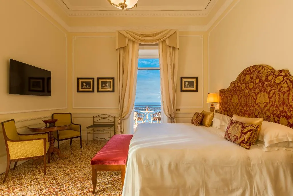 SUITE THREE BEDROOMS Room, Grand Hotel Excelsior Vittoria Spa, Naples