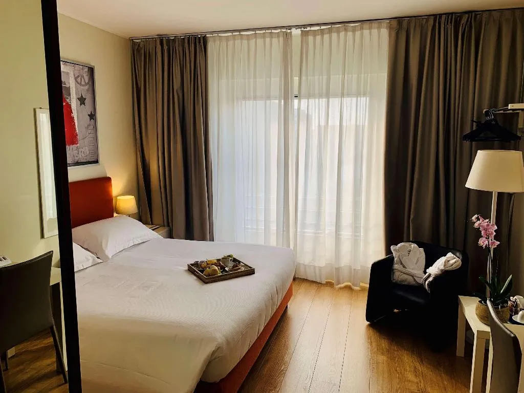 DOUBLE QUEEN SIZE BED Room, Hotel Blaise & Francis, Milan