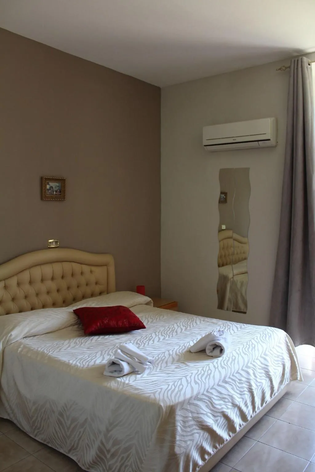 Room, Hotel Santuario Pompei, Naples