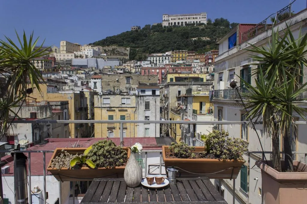 Room, Sui Tetti Di Napoli, Naples