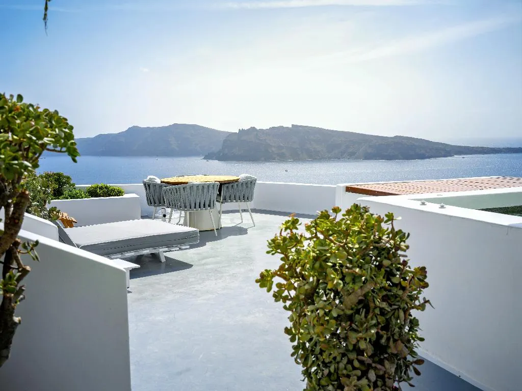 SUITE WITH JACUZZI Room, IKIES Santorini, Santorini