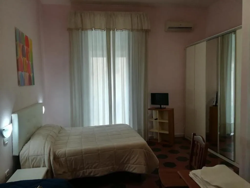 Room, Come D'Incanto a Napoli, Naples