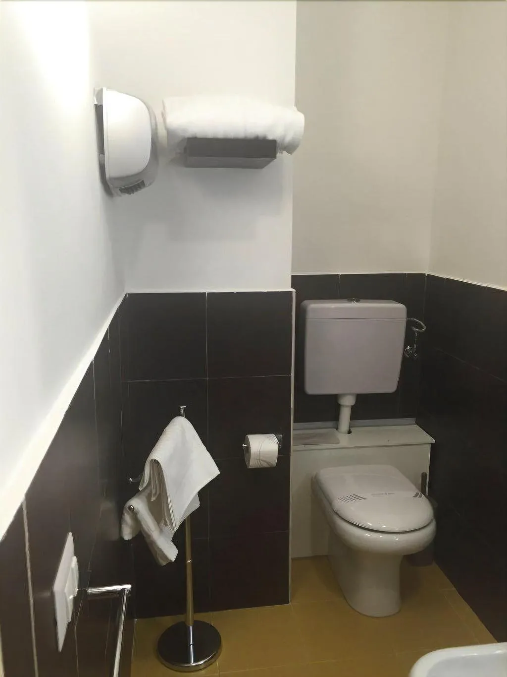 Room, B&B Napolimilionaria, Naples