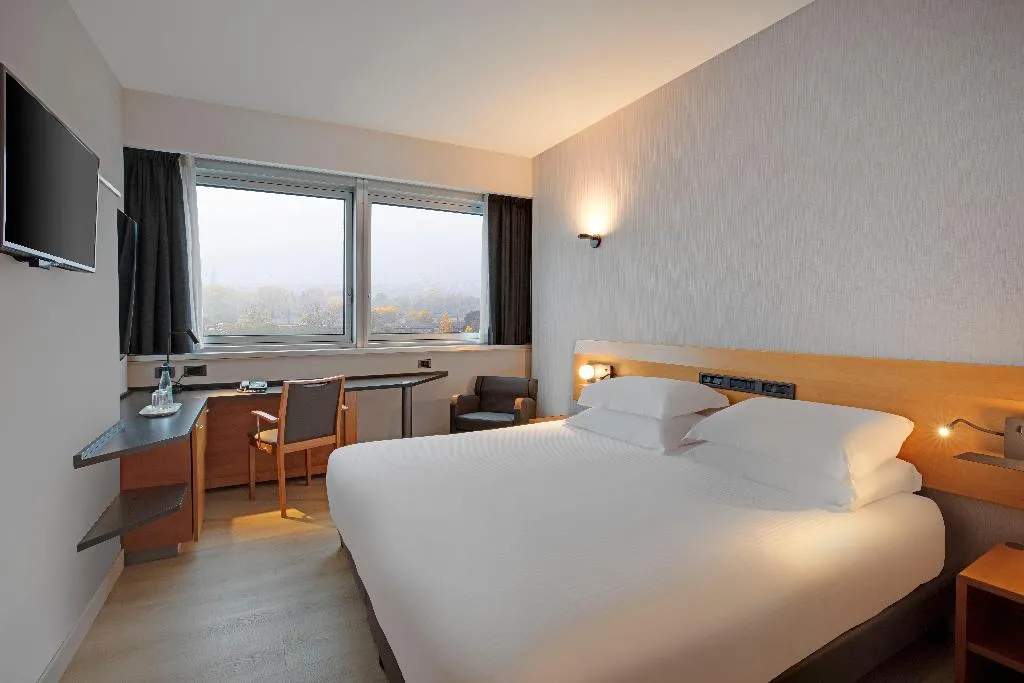 DOUBLE KING SIZE BED Room, Crowne Plaza Milan Linate, Milan