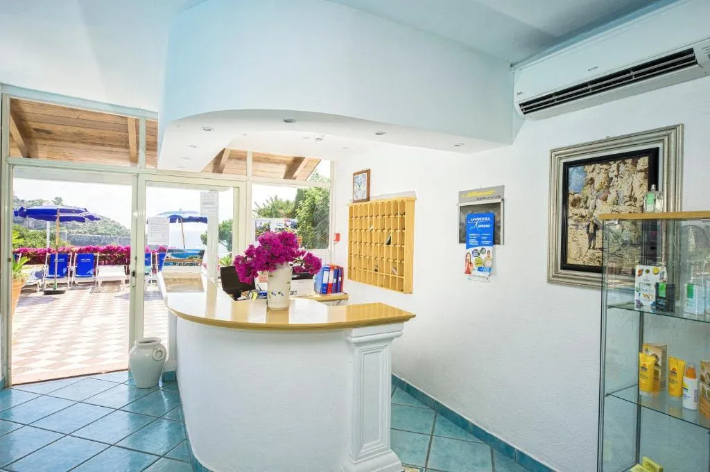 Lobby, Parco Cartaromana, Naples