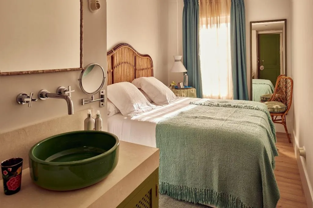 Room, Cristine Bedfor, Menorca