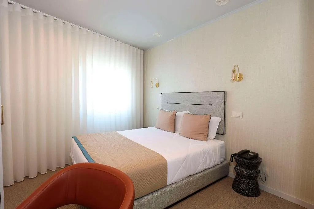 Room, America, Porto