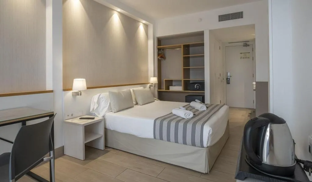 DOUBLE QUEEN SIZE BED Room, Rosamar Es Blau, Costa Brava