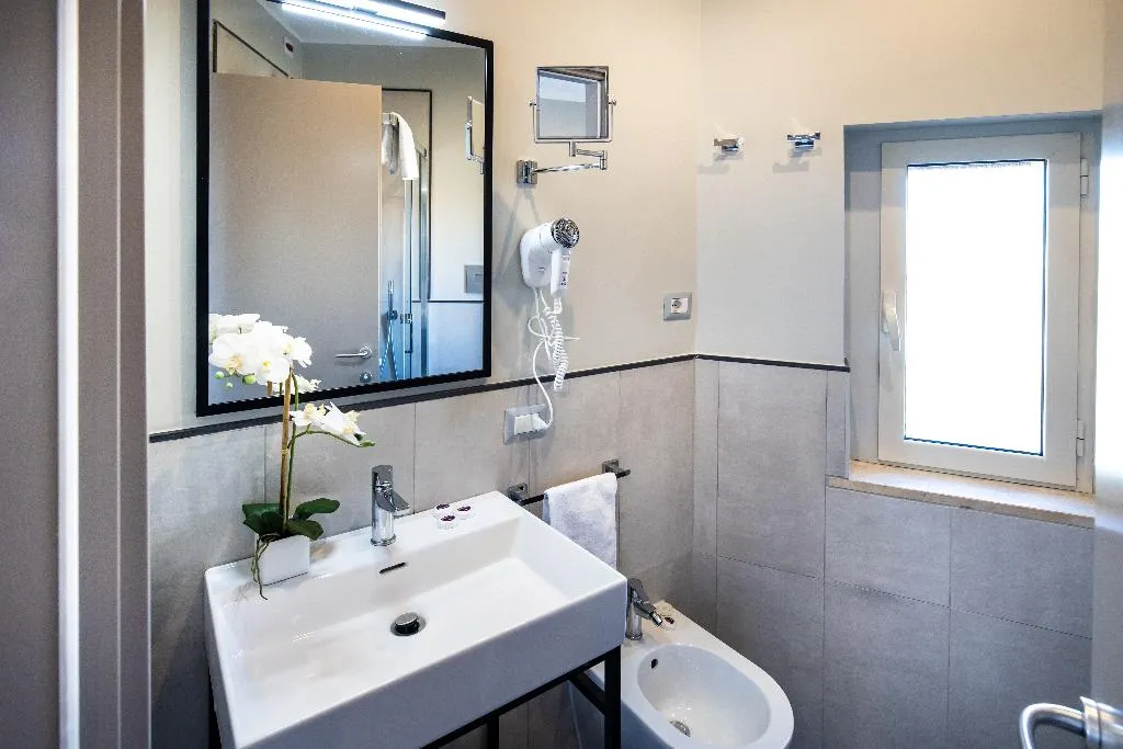 QUADRUPLE DELUXE Room, The Cross, Rome