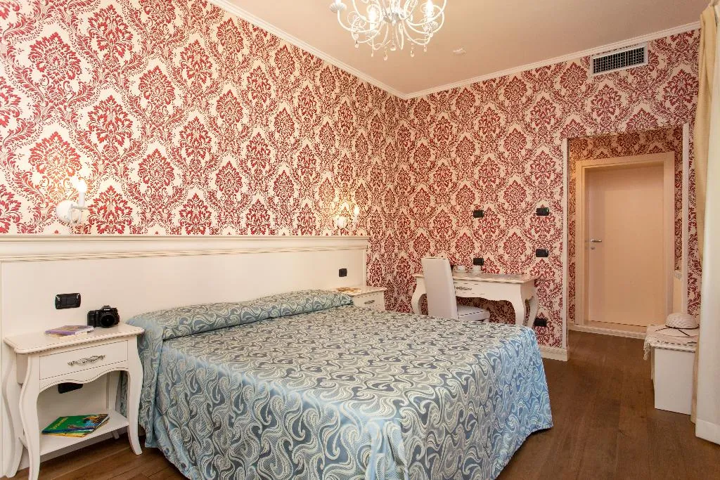 Double or Twin CANAL VIEW Room, Charming Palace Santa Fosca, Venice