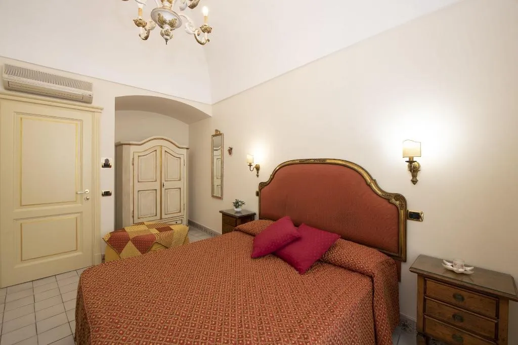 Room, Residenza Del Duca, Naples