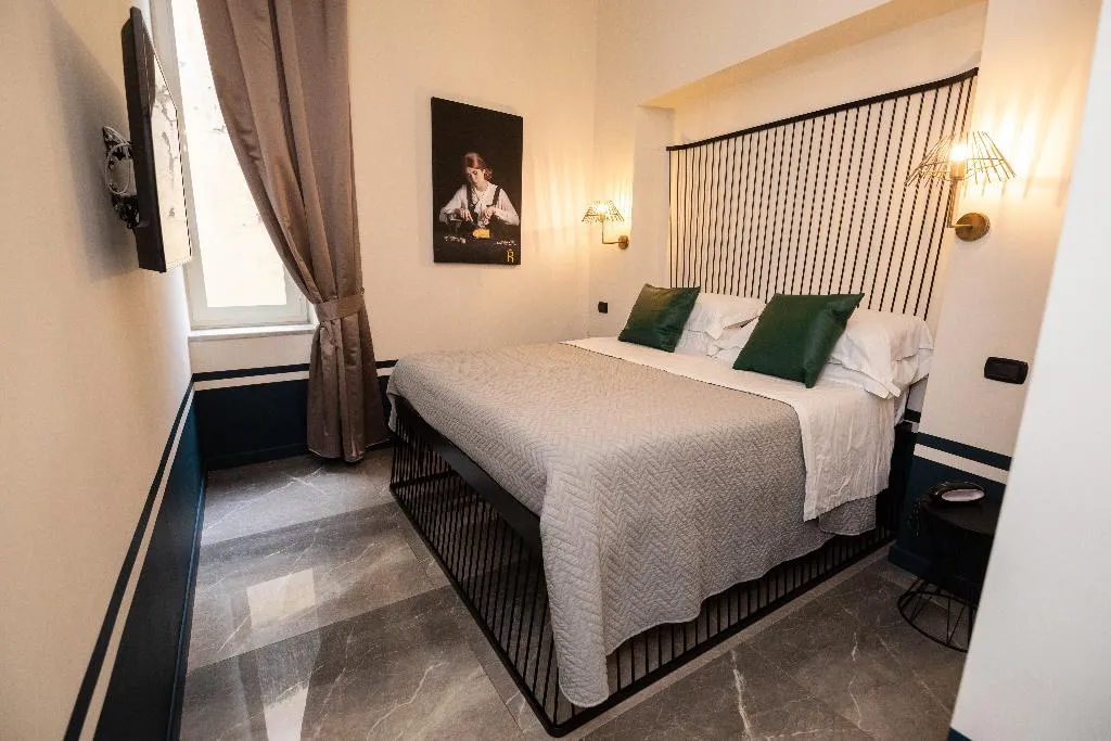 DOUBLE STANDARD Room, Il salotto della regina, Naples