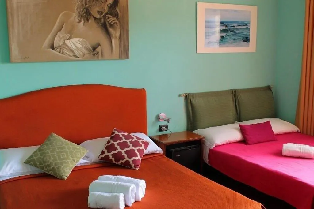 Room, Colosseoinn, Naples