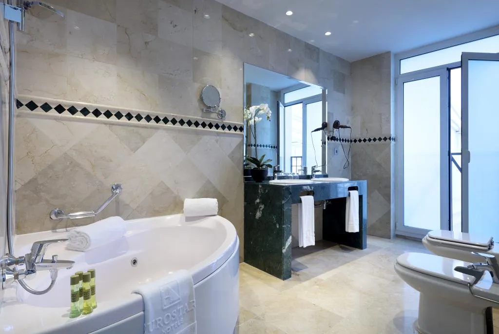 QUADRUPLE STANDARD Room, Eurostars Regina, Seville