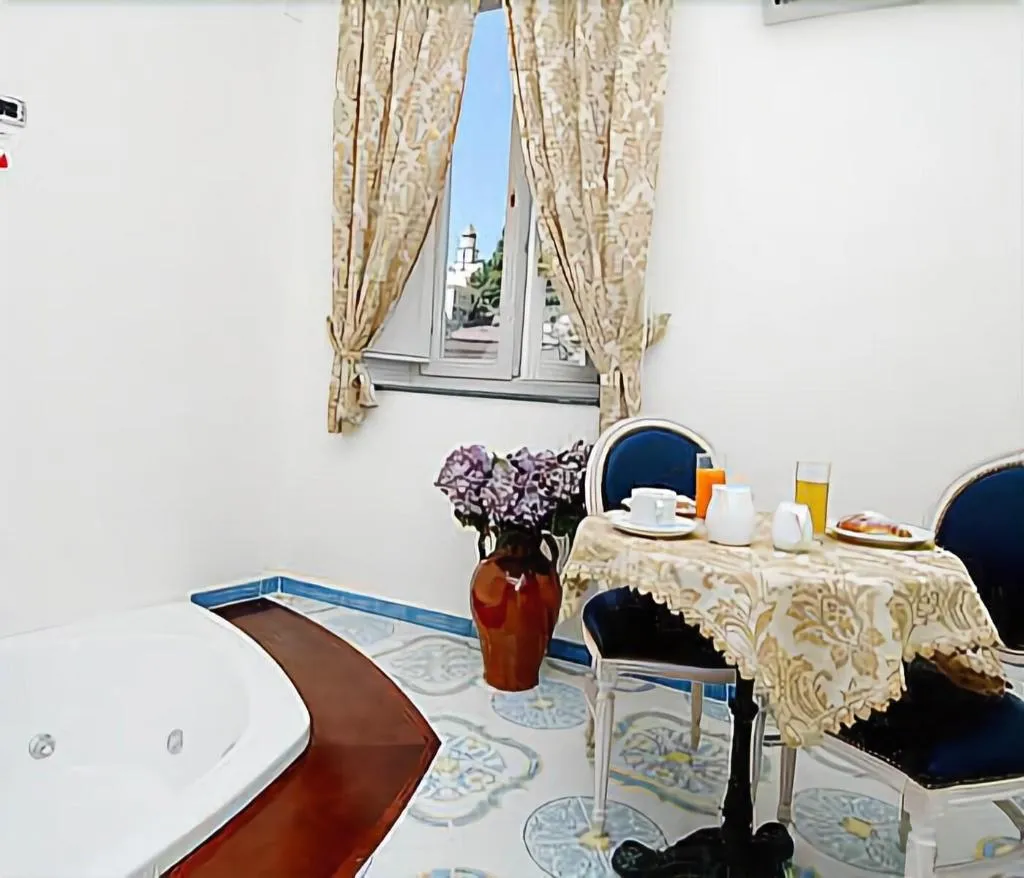 Room, L'Antico Convitto, Naples