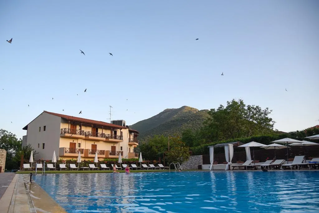 Pool, Mont Helmos, Athens