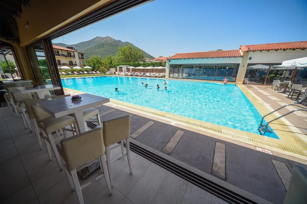 Pool, Mont Helmos, Athens