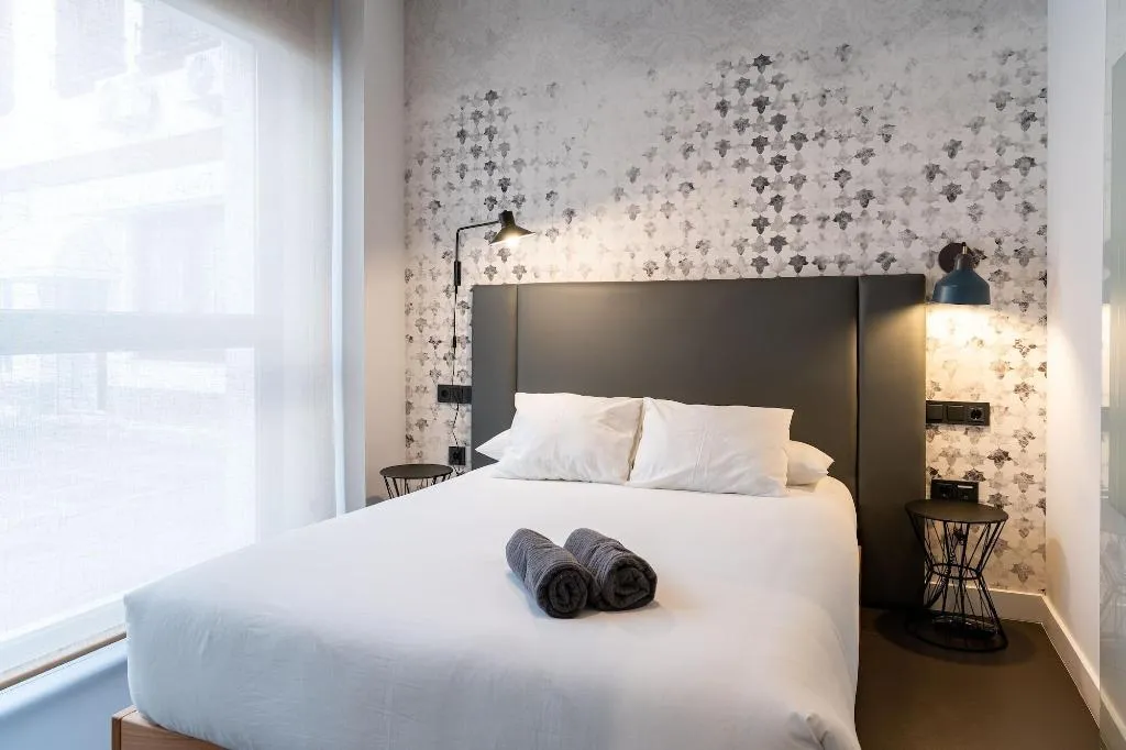Room, Welldone Quality-Crystal Pool, Seville