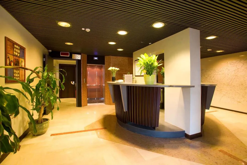 Lobby, Smeraldo, Milan